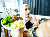 Jazmine Cruzs reich-braune arabische Mutter bekommt ihre rasierte Muschi aus harten ficken
