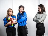 Casey Calvert, Victoria Voxxx und Nicole Aria reißen Pussy mit riesigen gefälschten Schwänzen