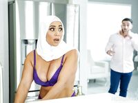 Bootylicious Arab milf Carmela Clutch bekommt seine Eier tief im Schwanz