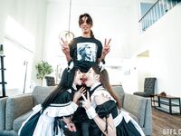 Wilde verdammte Hurenmädchen auf der Couch
