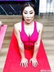 Nicole Doshi, schön gefickt auf der Yogamatte