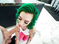 Grünhaarige Gia Paige mit Piercing Nippeln in POV in Bildern