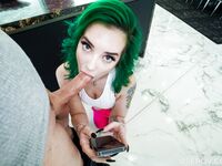 Grünhaarige Gia Paige mit Piercing Nippeln in POV in Bildern