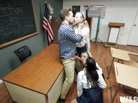 Britt Blair, Penelope Woods und Kallie Taylor verwöhnt einen glücklichen Kerl im Klassenzimmer