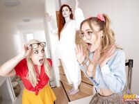 Katy Rose, Ivy Maddox und Ellie Shou sind wild im Wohnzimmer