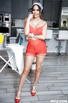 Schöne Hausfrau Desiree Dulce strahlt den Schwanz ihres Liebhabers