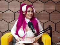 Pink-haired Hündin in Strümpfen Servieren zwei riesige Schwänze