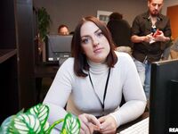 Lucy Lotus behandelt einen schwarzen Kerl mit einem Bart im Klassenzimmer
