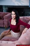 Big-breasted Mama Reagan Foxx perfekt rasierte Muschi
