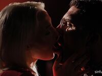 Little-breasted blond, Lovita Fate schön gefickt in der Mitte der Nacht