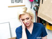 Temperieren kleptomaniac MILF Charli Phoenix gefickt von einem frechen Wachmann