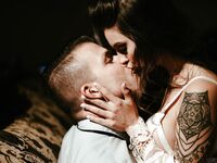 Maddy may szétnyitja punciajkait és beengedi a kemény faszt