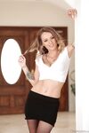 Natasha Star mit der atemberaubenden Euro-Milf Stripping die Kamera mit Tony martinez