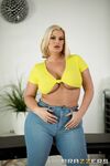 Julie's cash ist eine fett blond reife Frau gefickt in anal von einem frechen masseur