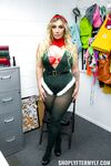Naughty Christmas Milfs Sofia locke und Mia james bestraft für diebstahl