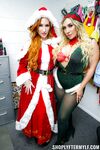 Naughty Christmas Milfs Sofia locke und Mia james bestraft für diebstahl