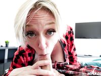 Kurzhaarige reife Frau lächelt mit großen Titten, während junge Kerl bohren Rasieren Muschi - dee willies