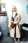 Naughty blond milf naomi ryder bekommt die harte Zeit für stehlen