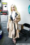 Naughty blond milf naomi ryder bekommt die harte Zeit für stehlen