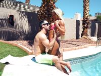 Fit kitty sucks seine geil Freund dicken Schwanz am Pool