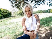 Louise lee bekommt eine dreckige Scheiße in ihrem verdammten Mund, nachdem sie einen jungen Schwanz serviert hat