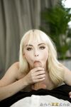 Lilly bell verführt die Kamera mit ihrem jungen Körper, bevor sie fickt ihre harte keiran lee