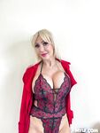 Victoria lobov ist die europäische Mutter, die den langen Schwanz lutscht und sie tief in ihre reife Rasurpussy