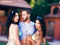 Queenie Sateen teilt den Schwanz des Felsens mit ihrem besten Freund Vanessa Sky