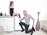 Stasia si kleine Mädchen tief gefickt nach blowjob