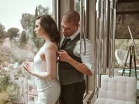 Casey Calvert leckt seine rasierte Muschi und fickt hart mit dem schönen Hengst xander corvus