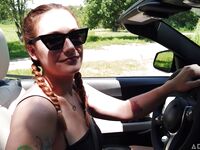Siri dahl saugt Schwanz und fickt in verschiedenen Positionen