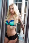 Brooke's boner pussy ausgepackt und gefickt von einem tätowierten Hengst