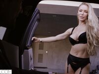 Nicole aniston lächelt, während ihre enge Muschi hart gebohrt wird