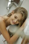 Tiffany Tatum ist eine dünn blond porno stern pussy gefickt bis die kugeln
