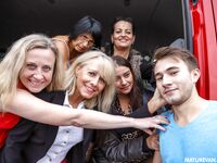 Nimphomans majestätische Gruppe hart gefickt im Auto würde die koko blond trinken und die