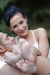 Dark-haired fußballer nicole liebe mit natürlichen titten gefickt im park