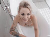 Tattoed blond milf isabelle deltore saugen jordis schwanz mit saftig brüste im badezimmer