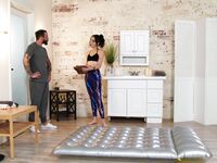 Victoria Sunshine ist ein dunkelhaariger Masseur mit natürlichen Titten für den Bärten im Badezimmer