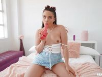 Ariana van x wärmt mit ihrem Lieblings-Sex-Spiel, bevor sie gefickt wird