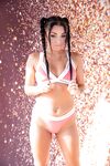 Daphne mit klyde pigtails und schwarzes Haar saugen auf zwei heißen Jungs und ficken draußen