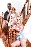 Glamur milf Briana Banken teilen ihre harten Schwanz mit niedlich teen natalia queen