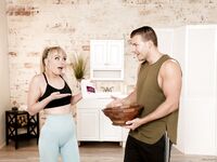 Lilly Glocke mit blonden Masseurin mit kleinen Brüsten kann nicht mit dem harten Schwanz von Codey zufrieden sein