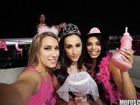 Ashley Adams und Gina Valentina ficken zusammen