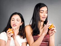 Lecken Jane Wilde und Emily Willis
