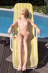 Yasmine Gold masturbiert am Pool