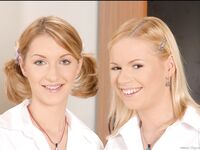 Yasmine Gold und ihre jugendliche Freundin