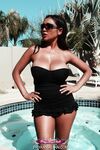 Priya Rai am Pool