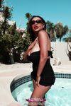 Priya Rai am Pool