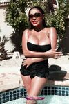 Priya Rai am Pool