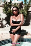 Priya Rai am Pool